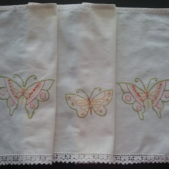 Vintage Butterfly Motif Table/Dresser Scarf - Picture 2 of 7